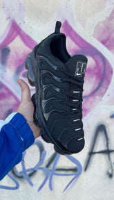 NIKE VAPOR MAX PLUS NEGRAS